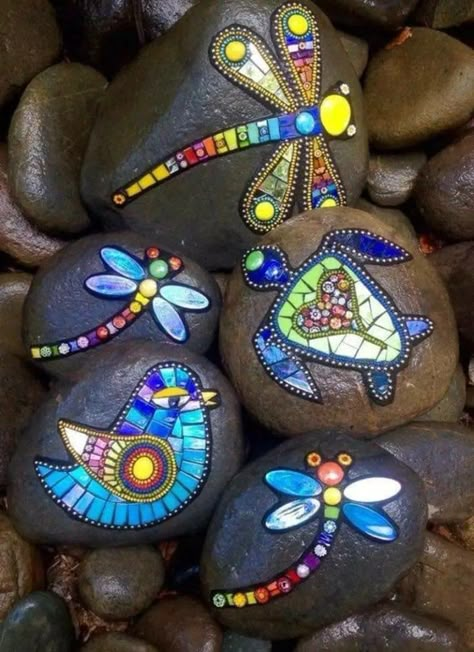 53 Adorable DIY Mosaic Craft Ideas to Beautify Your Home Decoration - Matchness.com Mosaic Rocks, Garden Rock Art, Mosaic Garden Art, Mosaic Art Projects, Mosaic Artwork, River Stones, Mosaic Garden, Mosaic Diy, Art Garden