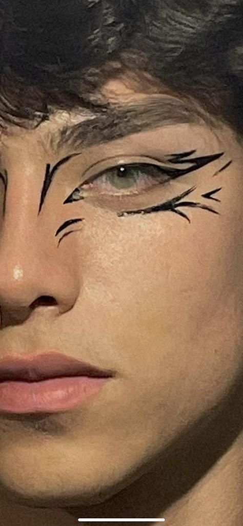 Male Cat Makeup, Graphic Liner For Men, Male Eyeliner Aesthetic, Guy Eye Makeup, Black Eye Makeup Men, Eyeliner Styles Men, Men Eyeliner Looks, Cool Halloween Makeup Men, Makeup Looks Masc