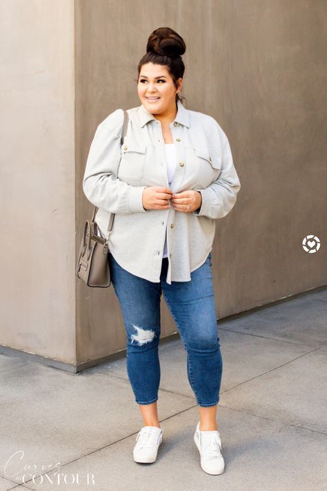 Style Inspiration Big Size, Plus Size Outfit With Jeans, Casual Outfits Big Size, Plus Size Outfits With White Sneakers, Plus Shacket Outfit Women, Casual Jeans Outfit Plus Size, Plus Size Sneaker Outfits Casual, Plus Size Casual Work Outfits With Sneakers, Jeans Outfit Plus Size Casual