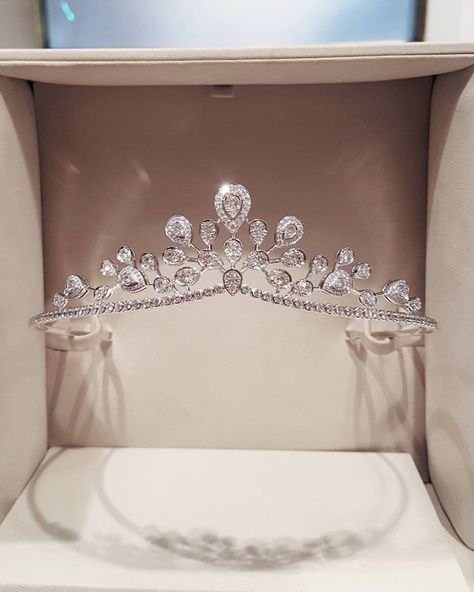 A modern Chaumet diamond tiara Princess Aesthetic Tiara, Diamond Tiara Aesthetic, Princess Tiara Aesthetic Gold, Cartier Crown Diamond Tiara, Princess Crown Real Diamond Tiara, Tiara Accessories, Tiaras Jewellery, Princess Tiara, Queen Crown