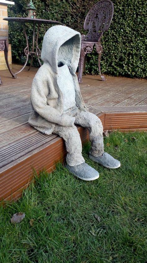 Diy Statue, Scarecrows For Garden, Cement Projects, Cement Garden, Garden Art Drawing, Concrete Statues, Cement Diy, Cement Art, Concrete Diy Projects