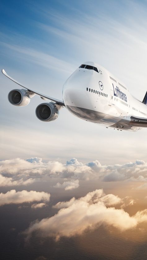 Lufthansa 747-8 travel & #save on tickets with #AirConcierge.com Boing 747 Airplane, Jets Privés De Luxe, Boeing 747 8, Jet Privé, Airplane Wallpaper, Airplane Photography, Boeing Aircraft, Passenger Aircraft, Aviation Photography