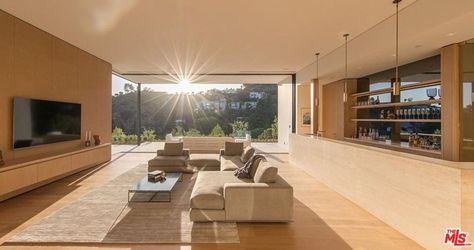 Ariana Grande House, Living Room Ideas Luxury, Malibu House, Famous Houses, House Bar, Mid Century Modern Living Room, Luxury Estate, Hollywood Hills, Farmhouse Decor Living Room