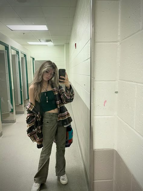 Flannel Outfit Grunge, Grunge Fits Girl, Hipster Girl Aesthetic, Grundge Girl Fits, Gay Women Outfits, Hot Grunge Outfits, Downtown Grunge Outfits, Cold Grunge Outfits, High-waisted Baggy Grunge Pants