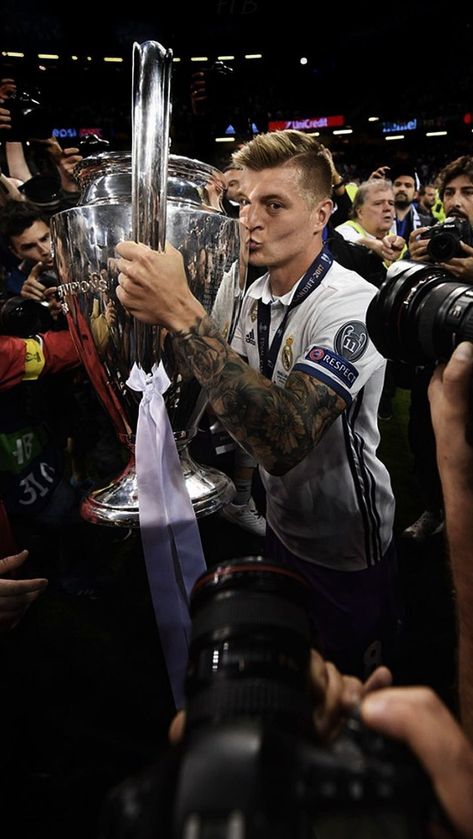 Toni Kroos Wallpapers, Modric Wallpapers, Vídeo Star Qr Codes Free, Ronaldo Madrid, Cristiano Ronaldo Body, Madrid Aesthetic, Madrid Girl, Ucl Final, Soccer Event