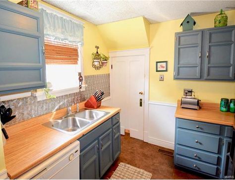 blue and yellow kitchen Yellow And Blue Kitchen Decor Ideas, Yellow Walls Blue Cabinets, Yellow And Blue Kitchen Ideas, Yellow And Navy Kitchen, Yellow And Blue Kitchen, Blue And Yellow Kitchen, Blue Yellow Kitchens, Navy Kitchen Cabinets, Blue Gray Kitchen Cabinets