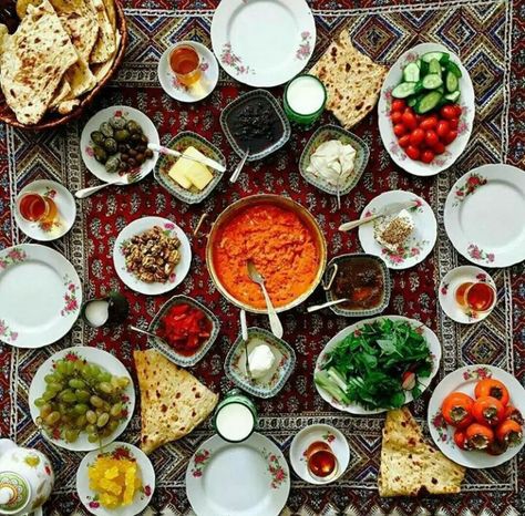 Iranian breakfast Moroccan Party Food, Iranian Breakfast, Persian Breakfast, Iranian Cuisine, Iran Food, Iran Pictures, Turkish Breakfast, Iranian Food, Tapas Recipes