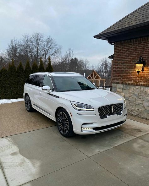 Lincoln Navigator Aesthetic, White Lincoln Navigator, Lincoln Car Aesthetic, Lincoln Cars Luxury, Lincoln Aviator 2023 Black Label, Suvs For Women Vehicles, Lincoln Aviator 2023, Aviator Lincoln, Lincoln Navigator 2022