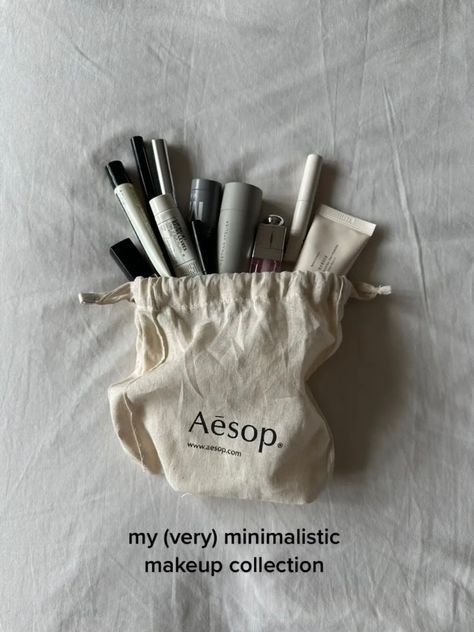 Type Of Makeup Looks, Minimalist Makeup Bag, Type Of Makeup, Rangement Makeup, Everyday Bag Essentials, White Maxi Skirt, Minimalist Makeup, Inside My Bag, Purse Essentials