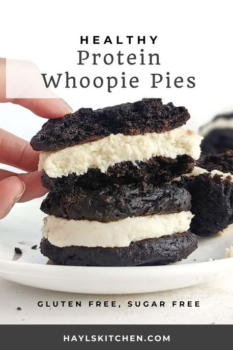 Amazing healthy Protein Whoopie Pies - soft and rich protein cake with a protein cream cheese and yogurt filling. Healthier whoopie pie recipes is sugar free, vegan and low calorie too! Protein Cream Cheese, Healthy Protein Desserts, Protein Baking, High Protein Desserts, Healthy Protein Snacks, Protein Cake, Whoopie Pie, Protein Bar Recipes, Healthy High Protein Meals