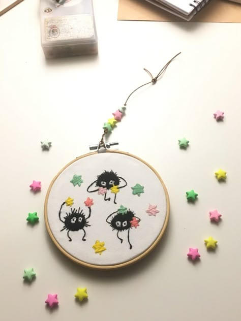 spirited away soot sprite embroidery Soot Sprite Embroidery Pattern, Studio Ghibli Embroidery Simple, Soot Sprite Embroidery, Kawaii Embroidery Ideas, Ghibli Embroidery Pattern, Soot Sprite Crochet, Studio Ghibli Embroidery, Totoro Embroidery, Ghibli Embroidery