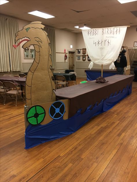 Viking Birthday ! Homemade decorations ! Turned a table into a Viking boat Vikings Boat, Vikings For Kids, Viking Birthday, Vikings Halloween, Class Reunion Decorations, Viking Party, Viking Boat, Homemade Decorations, Reunion Decorations