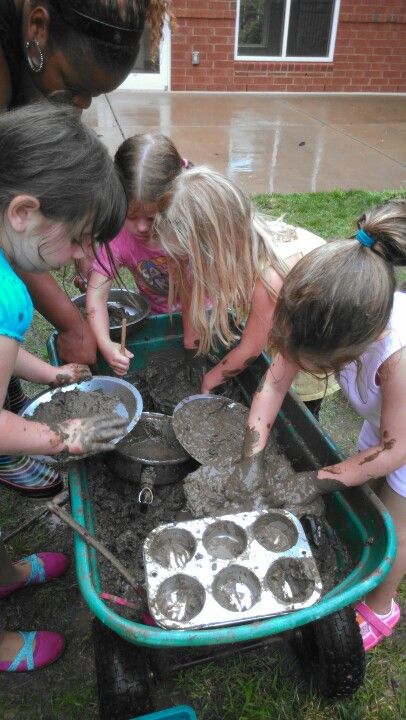 Mud pie cart. Wheelbarrows or carts are great for mud play Mud Pie Outdoor Play, Mud Play Ideas, Mud Play, Sensory Tubs, Classroom Goals, 10 Year Plan, Nature School, Outside Activities, Diy Lanterns