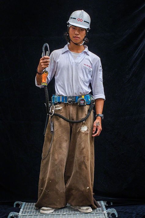 “Nikkapokka” Pants in Style on the Construction Site (Photos) | Nippon.com Nikkapokka Pants, Japanese Construction, Dock Worker, Workwear Aesthetic, Japanese Workwear, Tobi Pants, Japanese Uniform, Dog Day Afternoon, Construction Workers