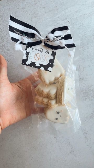 Bag Of Boos Cookies, Halloween Cookie Packaging, Cookie Wrapping Ideas, Halloween Sugar Cookies Decorated, Halloween Sleepover, Fall Decorated Cookies, Halloween Deserts, Cookie Stand, Ghost Cookies