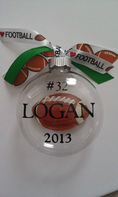 Homecoming Football Game Decorations, Football Ornaments Diy, Sport Gift Ideas, Football Ornaments, Football Spirit Ideas, Football Gift Ideas, Team Mom Football, Football Team Gifts, Football Player Gifts