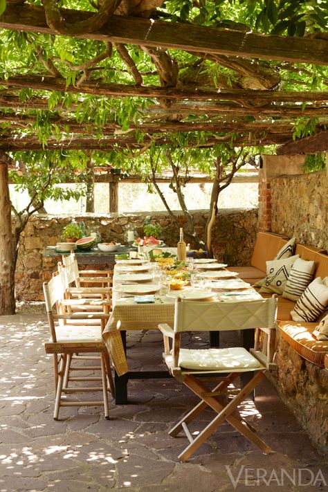 Well-Lived: Tuscan Farmhouse  Living la dolce vita for an urban couple is a 16th-century farmhouse near the coast. By Craig Seligman Pergola Modern, Tuscan Farmhouse, Garden Privacy, Wood Pergola, Pergola Design, Summer Living, Italian Villa, Tables And Chairs, Pergola Kits