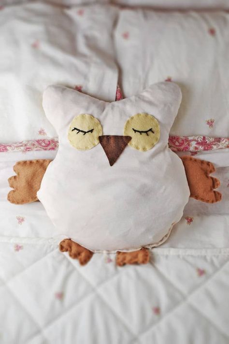 12 ADORABLE DOLLS AND SOFTIES TO MAKE Owl Pillow, Owl Crafts, Crafty Craft, Sewing For Kids, Diy Projects To Try, Softies, Hobbies And Crafts, Quilt Sewing, Sewing Tutorials