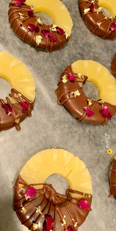 Chocolate Covered Pineapple Slices, Chocolate Covered Fruit Bouquet, Pineapple Fruit Display, Homemade Edible Arrangements, Chocolate Covered Fruit Ideas, Chocolate Dipped Pineapple, Candy Covered Fruit, Chocolate Covered Pineapple, Chocolate Pineapple