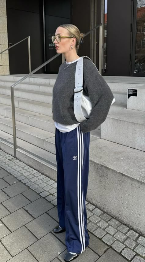 Basic Outfits Sporty, Adidas Capris Outfit, How To Wear Track Pants Outfits, Adidas Trackpant Outfit Street Styles, Adidas Trackies Outfit, Adidas Striped Pants Outfit, Adidas Pants Aesthetic, No Pants Outfit Trend, Track Suit Pants Outfits