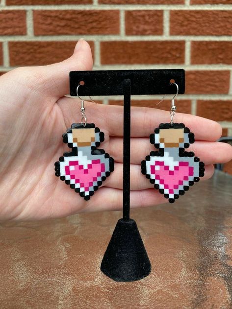 Bead Art Earrings, Simple Perler Bead Patterns Ideas, Perler Bead Inspiration, Pearlier Beads Patterns, Mini Perler Bead Earrings, Pearler Bead Earrings Diy, Pyssla Earrings, Fuse Beads Earrings, D&d Perler Beads