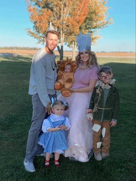 Family wizard of oz costume Wizard Of Oz Family Of 5 Costume, Family Halloween Costumes Wizard Of Oz, Wizard Of Oz Family Costume Ideas, Halloween Costumes Wizard Of Oz, Wizard Of Oz Family Costume, Wizard Of Oz Costume Ideas, The Wizard Of Oz Costumes, Diy Baby Costumes, Halloween Family