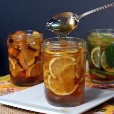 5 Infusiones curativas con miel de abejas para una vida saludable con limón, canela, jengibre, vinagre de sidra de manzana y clavo de olor. Homemade Syrups, Aesthetic Health, Tattoo Health, Fat Burning Tea, Homemade Syrup, Tea Store, Honey Syrup, Ginger And Honey, Natural Cough Remedies