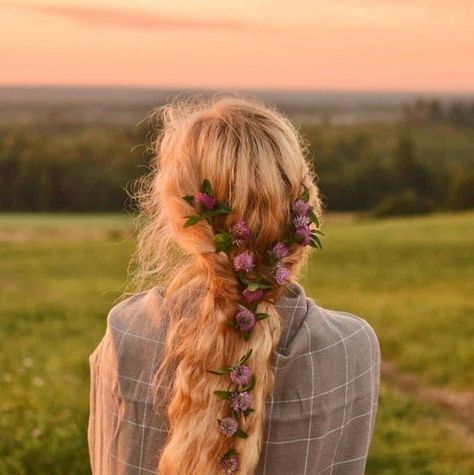 Ellen Tyn, Cottagecore Hairstyles, Flowers In Her Hair, Princess Aesthetic, Cottagecore Aesthetic, Shooting Photo, Aesthetic Hair, About Hair, Aesthetic Photo