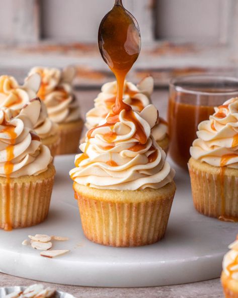 Salted Caramel Buttercream, Salted Caramel Recipes, Almond Cupcakes, Homemade Salted Caramel, Salted Caramel Cupcakes, Cupcakes Filled, Salted Caramel Cheesecake, Caramel Cupcakes, Butter Cupcakes