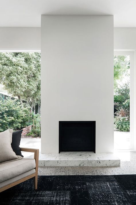 DECOR TREND: Minimalist fireplace | Christine Francis via Yatzer Marble Hearth, Design Camino, Minimalist Fireplace, Simple Fireplace, Corner Fireplace, Home Fireplace, Modern Fireplace, Australian Homes, Fireplace Mantle