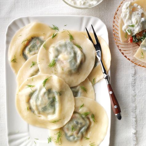 Greek Salad Ravioli Recipe: How to Make It Spiral Recipes, Bratwurst Recipes, Pot Sticker, Lobster Ravioli, Meat Lasagna, Spring Dishes, Homemade Foods, Pasta Rice, Pasta Sides