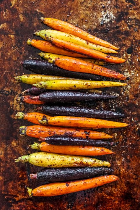 Spicy Maple Roasted Carrots Recipes With Vegetables, Easy Fall Dinner Recipes, Maple Roasted Carrots, Easy Fall Dinner, Traditional Thanksgiving Recipes, Vegetarian Side Dish, Rainbow Carrots, Calorie Calculator, Winter Dinner Recipes