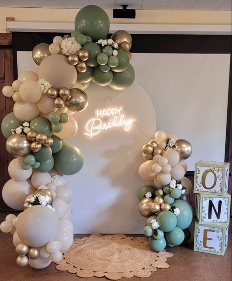 Dark Green Birthday Theme, Safari Balloons, Gold Balloon Arch, Safari Balloon, Jungle Balloons, Tropical Theme Party, Cake Smash Pictures, Artificial Palm Leaves, Dinosaur Party Decorations