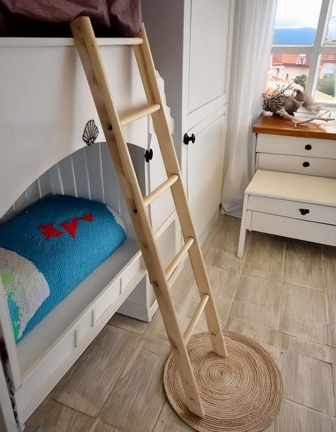 DIY Wooden Bunk Bed Ladder Project For Kids' Room Bunk Bed Ladders, Diy Wooden Ladder, Wooden Ladder Decor, Wooden Bunk Bed, Woodland Bedroom, Bed Ladder, Bunk Bed Ladder, Coffee Table Plans, Diy Ladder