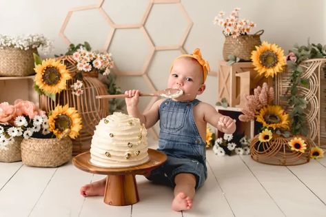 Bee Day Backdrop, Happy Bee Day, Jersey Cake, Cake Smash Inspiration, One Year Pictures, Sunflower Photography, Bee Cakes, Bee Day, 1st Birthday Cake Smash