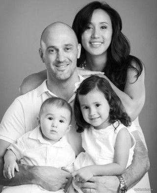 Family Portrait Photography Poses, Studio Family Portraits, Family Potrait, Family Photo Studio, Family Studio Photography, Shooting Studio, Indoor Family, Family Portrait Poses, Family Picture Poses