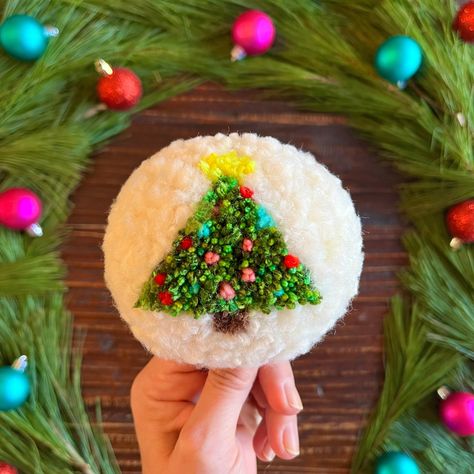 Christmas Tree Pom Pom, Pom Pom Art, Pom Pom Christmas Tree, Christmas Pom Pom Crafts, Social Media Photo, Pom Flowers, Christmas Pom Pom, Pom Crafts, Pom Pom Flowers