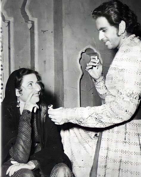 #DilipKumar and #Madhubala on the sets of ‘Mughal-e-Azam’. Dilip Kumar And Madhubala, Madhubala Mughal E Azam, Mughal E Azam, Madhubala Actress, Dilip Kumar, Old Film Stars, Legendary Pictures, Retro Bollywood, Bollywood Cinema