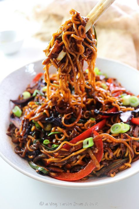 Reduced Carbs Vegan Chow Mein - a Veg Taste from A to Z Noodles Chow Mein, Vegan Chow Mein, Chinese Noodle Dishes, Vegetarian Asian, Spicy Mushroom, Vegetable Spaghetti, Vegan Asian Recipes, Vegan Noodles, Chow Mein Recipe