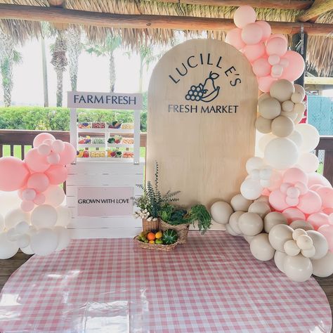 Welcome to Lucille’s Fresh Market! 🍇🍐🍋🥕🥦🍅🌽🥬 #freshmarket #freshmarkettheme #freshmarketparty #freshmarketbackdrop #freshmarketpar #famersmarket #farmersmarkettheme #farmersmarketthemedparty #farmersmarketbackdrop #firstbirthday #firstbirthdayparty She’s Off The Market Photo Backdrop, Fresh Off The Market Bridal Shower Photo Backdrop, Fresh Off The Market Bridal Shower Theme Backdrop, Farmers Market Balloon Arch, Fresh Off The Market, Farmers Market Display, Bday Themes, Bridal Shower Balloons, Bridal Shower Backdrop