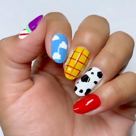 Easy Character Nails, You Story Nails, Buzz Light Year Nails, Jessie Toy Story Makeup, Woody Toy Story Nails, Bluey Inspired Nails, Toy Story Nail Ideas, Disney Toy Story Nails, Buzz Lightyear Nails