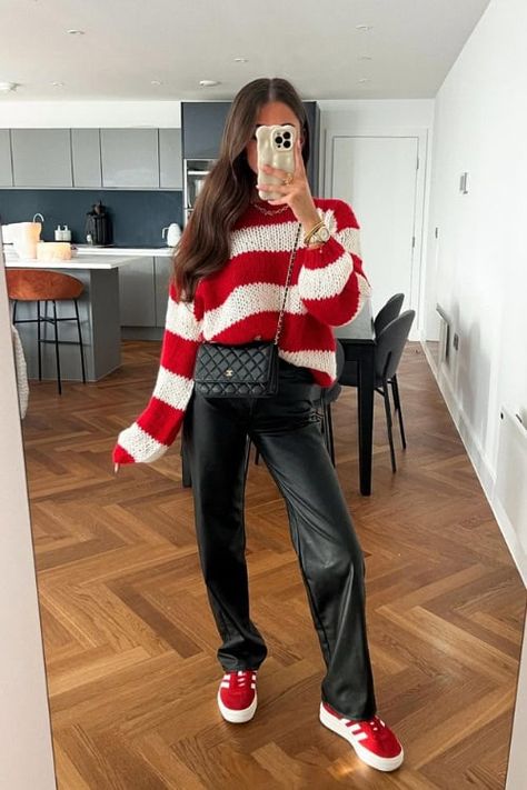 36+ Super Chic Christmas Outfits 2024 & Christmas Outfit Ideas Outfits For Christmas Eve, New Years Outfits Parties, Chic Christmas Outfit, Flannel Shirt Outfit, Christmas Sweater Outfits, Cold Weather Outfits Winter, Comfy Outfits Winter, Stripe Jumper, Cute Christmas Outfits