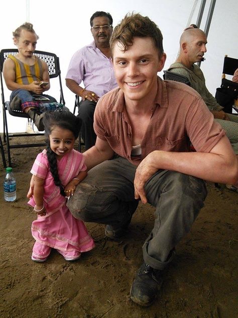 Evan Peters & Jyoti Amge All Cheerleaders Die, Jimmy Darling, Evan Peters American Horror Story, American Horror Stories, Ahs Cast, American Horror Story 3, Horror Show, Evan Peters, American Horror