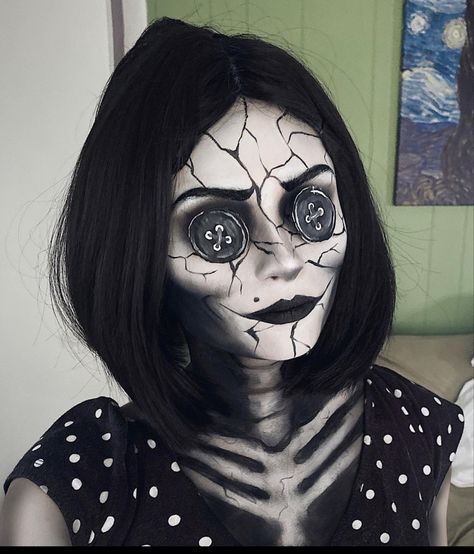 Coraline Sfx Makeup, Coraline Mom Makeup, Coraline Face Paint, Caroline Makeup Halloween, Coraline Other Mother Makeup, Other Mother Coraline Makeup, Coraline Family Costume, Coraline Makeup Ideas, Coraline Mom Costume