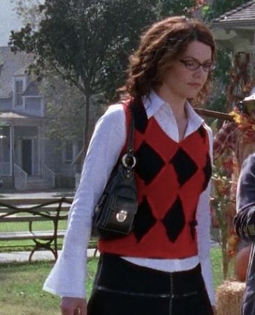 Black and red sweater vest with long white button up shirt underneath S4: E5 90s Sweater Vest Outfit, Rory Gilmore Red Sweater, Button Up With Sweater Vest, Red Sweater Vest Outfit, Red Button Up Shirt Outfit, Red Vest Outfit, 90s Sweater Vest, Lorelai Gilmore Style, Vest Outfits Aesthetic