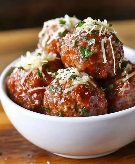 Easy Meatball Recipe Best Spaghetti Meatball Recipe, Easy Homemade Meatballs Ground Beef, Easy Meatball Dinner Ideas, Meatloaf Balls Recipes, Italian Meat Balls, Juicy Meatballs Recipes, Sauce For Meatballs Easy, Easy Meatballs For Spaghetti, Homemade Meatballs For Spaghetti