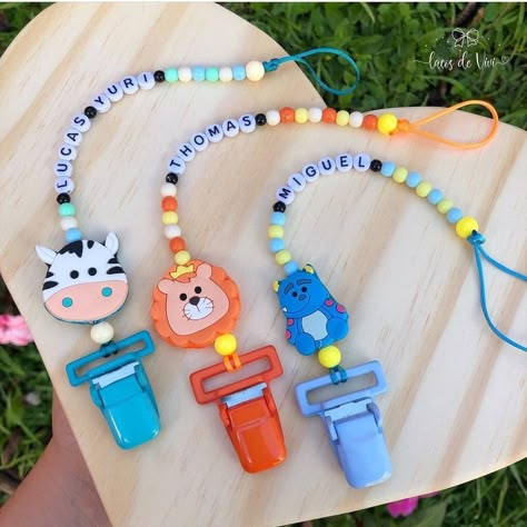 Porta Chupetes Ideas, Beaded Pacifier Clip, Teething Beads, Diy Baby Gifts, Baby Shawer, Paracord Bracelets, Pretty Bracelets, Pacifier Clip, Chalkboard Art