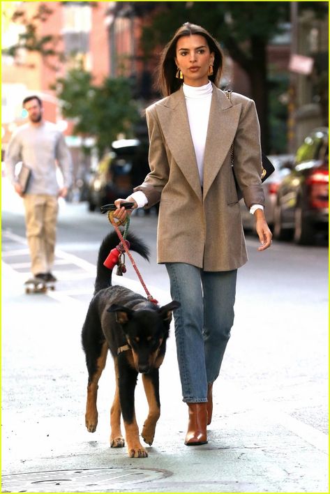 London Moodboard, Bday Vibes, Emily Ratajkowski Outfits, Emily Ratajkowski Style, Blazer Outfits Casual, Blazer Outfits For Women, Beige Blazer, Blazer Outfit, Emily Ratajkowski