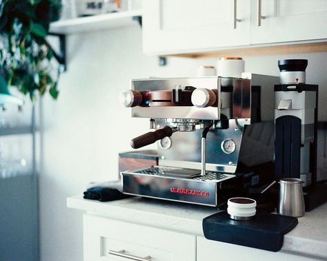 La Marzocco Linea Mini, Professional Coffee Machine, Espresso Machine Reviews, Best Espresso Machine, Home Coffee Stations, La Marzocco, Cappuccino Machine, Coffee Varieties, Coffee Equipment