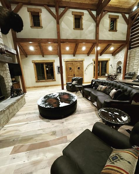 Western Interior Design Rustic, Western House Ideas, Chickasha Oklahoma, Black Leather Ottoman, Farmhouse Build, Casas Country, Western Living Room, Barn House Interior, Country Bedroom Decor